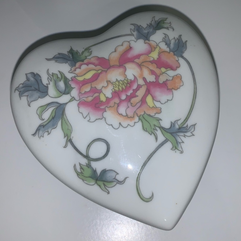 Elizabeth Arden Trinket Box with lid!Beautiful Flower design 🌸Vintage ❤️ shaped